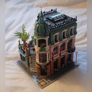 LEGO Icons: Boutique Hotel (10297) Completed Set With Minifigures